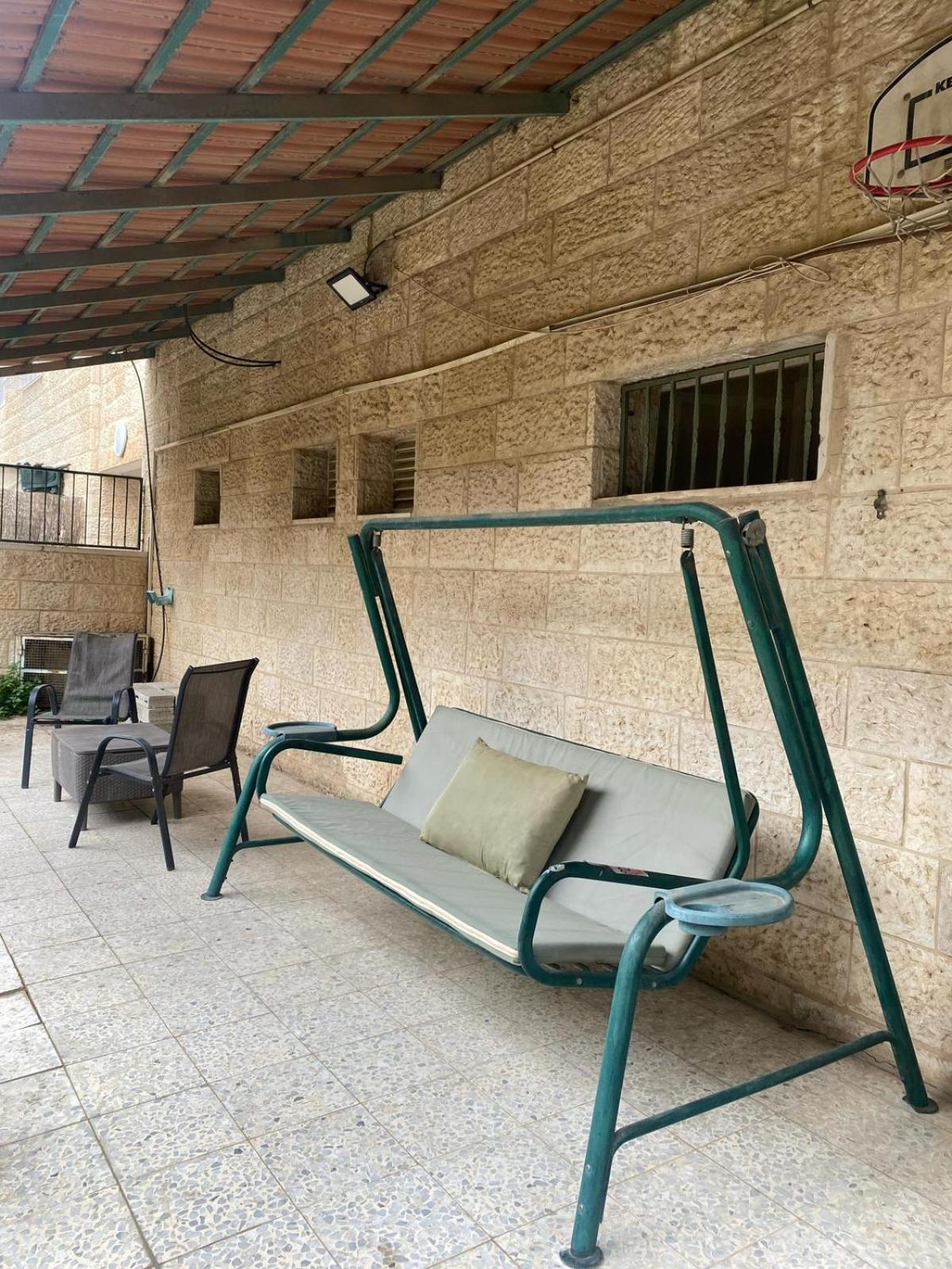 דירת גן מרווחת במיקום מעולה עם נטפליקס חינמי Apartment Ma'ale Adumim Bagian luar foto