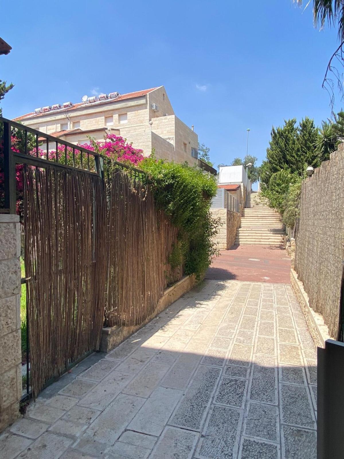 דירת גן מרווחת במיקום מעולה עם נטפליקס חינמי Apartment Ma'ale Adumim Bagian luar foto